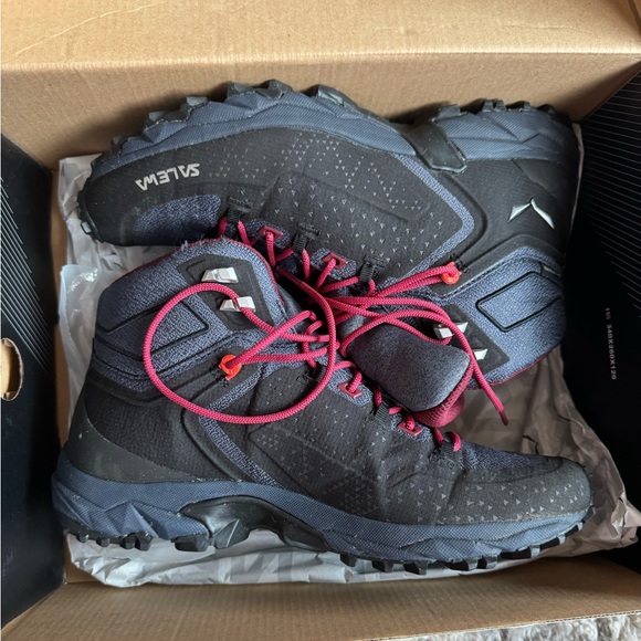 Shoes - Women’s Hiking Boots size 9